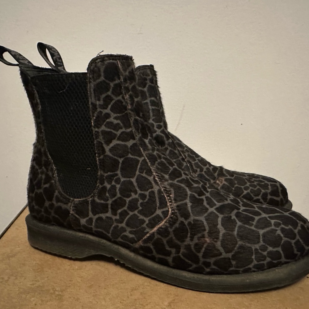 Dr. Martens Black Gray Giraffe-Print Chelsea Ankle Boots - Picture 2 of 12